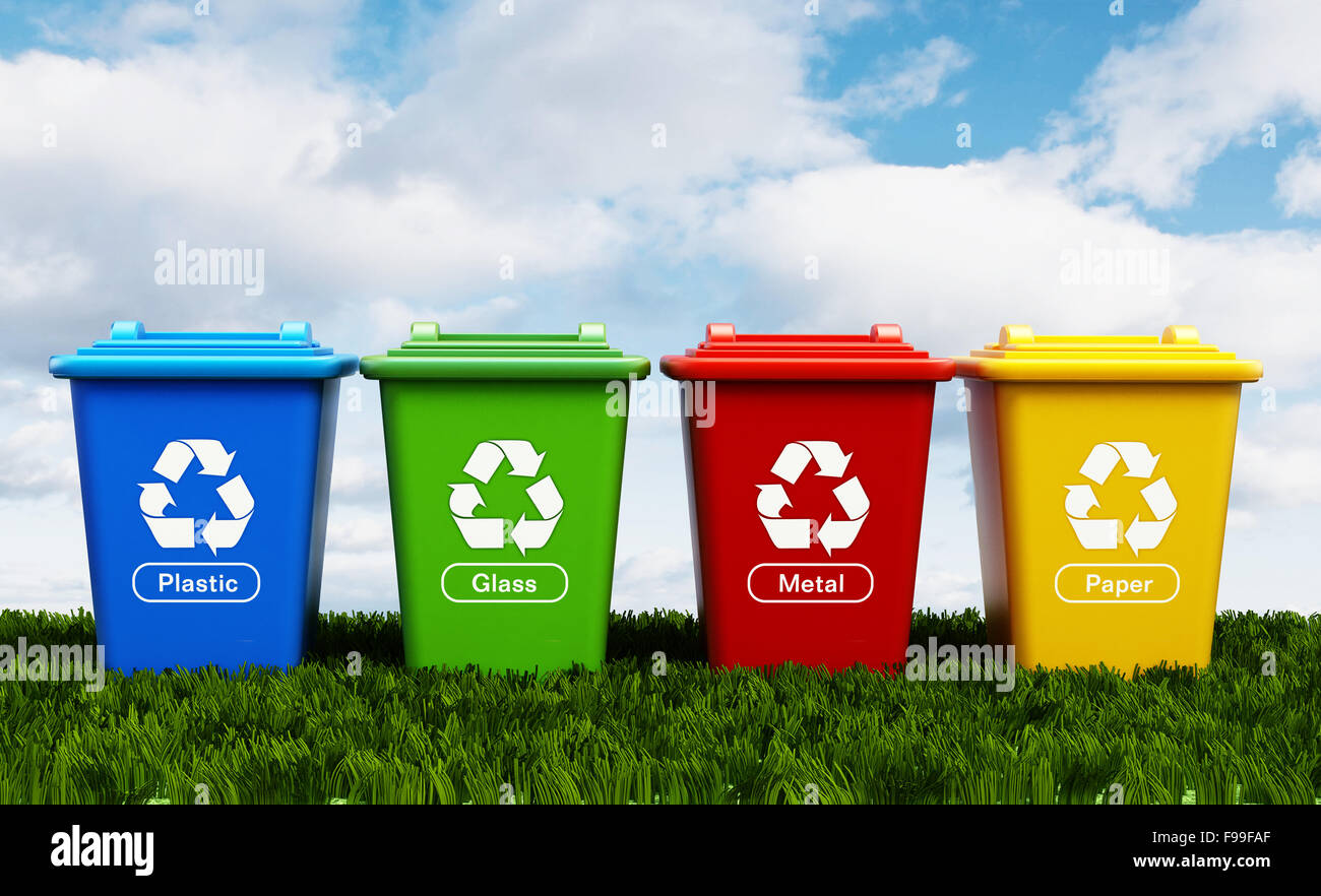 Plastica, vetro, metallo e riciclo della carta scomparti in piedi sul prato verde. Foto Stock
