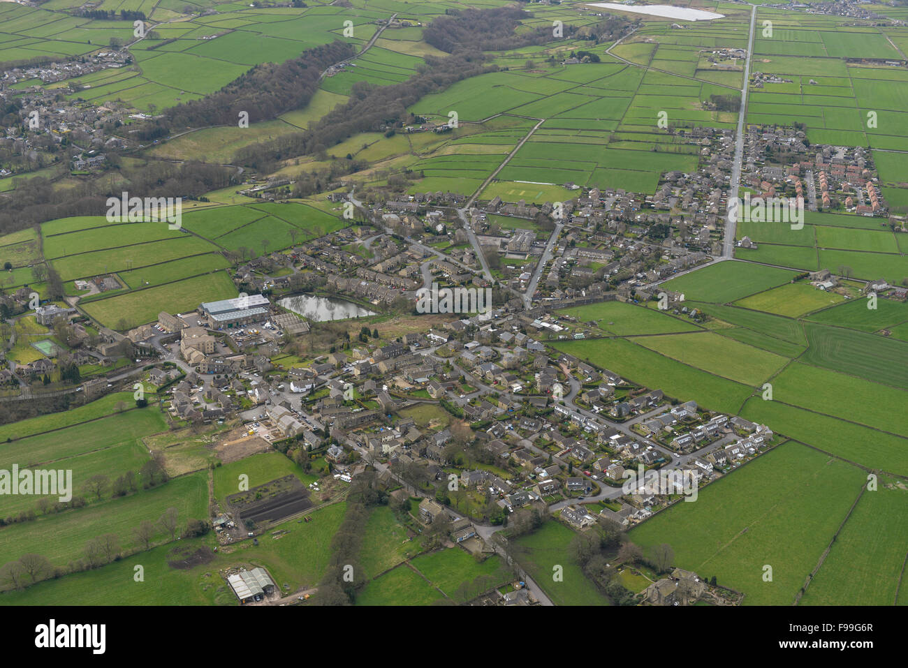 Una veduta aerea della Holme Valley Village di Scholes, luogo di nascita di Roy Castle Foto Stock