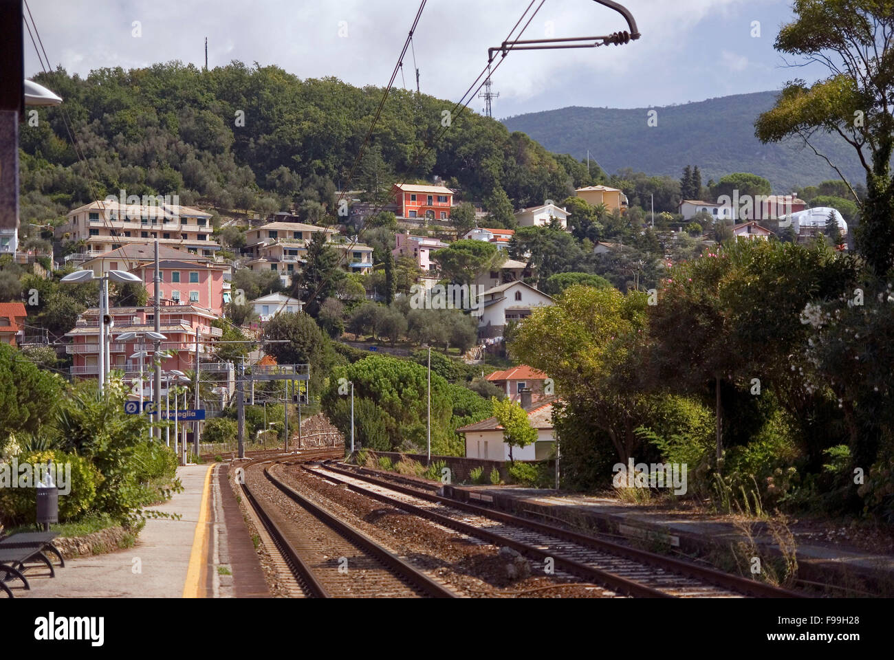 La stazione ferroviaria di Moneglia sulla Riviera Italiana Foto Stock