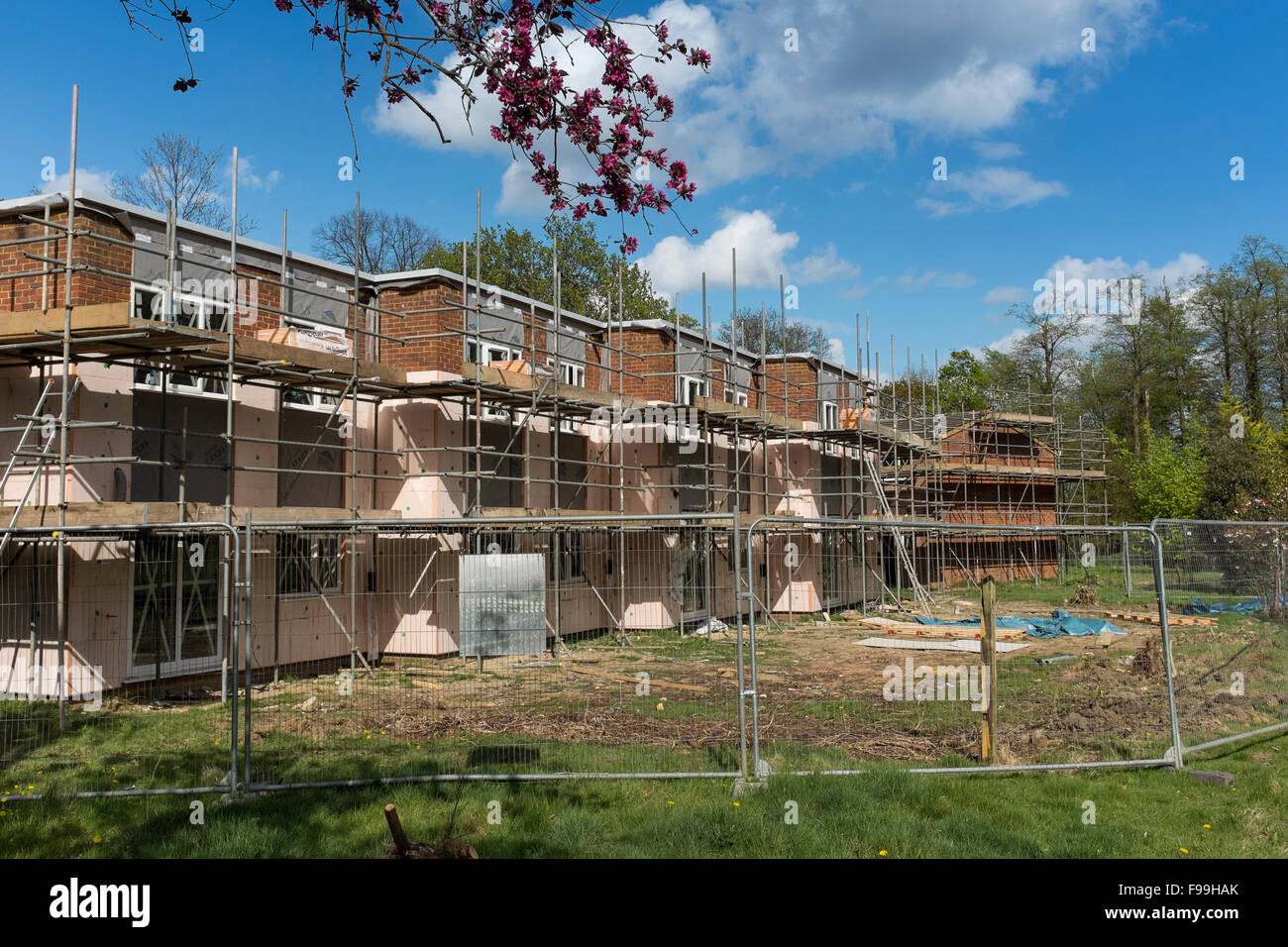 Nuovo alloggiamento sviluppo sito in costruzione nell'area suburbana, Surrey, Regno Unito Foto Stock