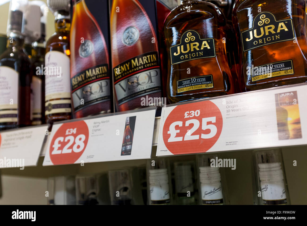 Prezzo ridotto offerta di alcool nel supermercato, REGNO UNITO Foto Stock