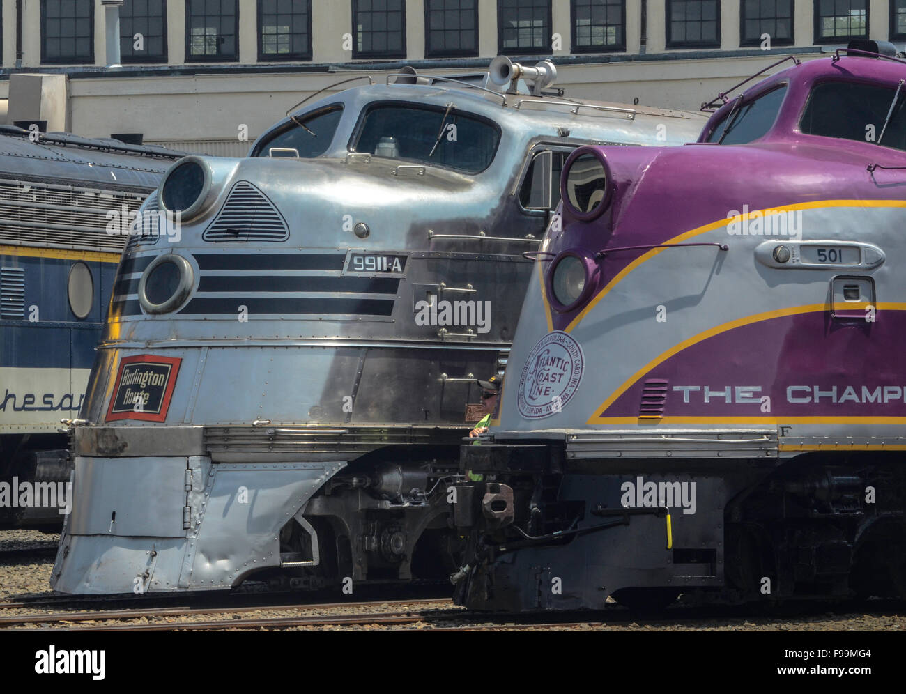 Profilo del Silver Pilot e dei Champaign Streamliners parcheggiati intorno alla Roundhouse durante il giorno al North Carolina Transportation Museum Foto Stock