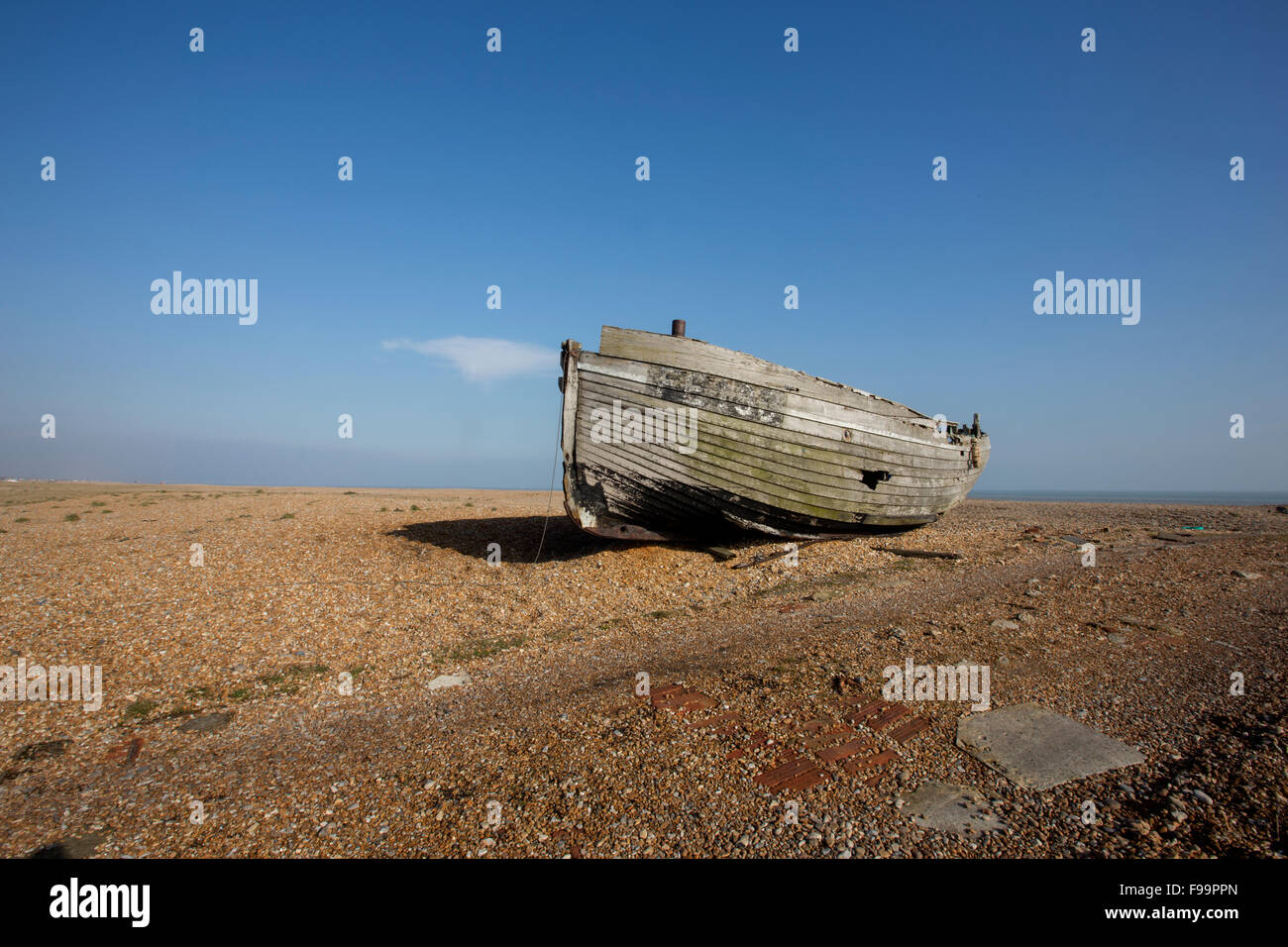 Abbandonata la pesca in barca sulla spiaggia di Dungeness Foto Stock