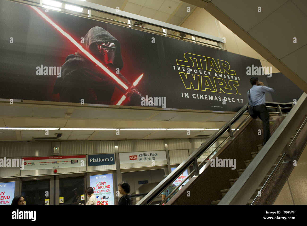 Singapore. 15 Dic, 2015. Pendolari utilizzano i servizi a Singapore Mass Rapid Transit station decorate con materiali promozionali del film "Guerre Stellari: la forza risveglia' di Singapore, Dic 15, 2015. Il film verrà proiettato in Singapore su dic. 17. Credito: Quindi Chih Wey/Xinhua/Alamy Live News Foto Stock