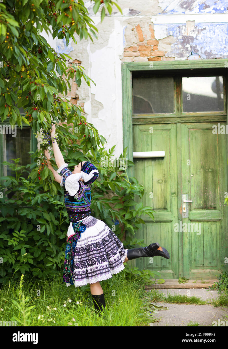 Bella donna indossando il tradizionale orientale costumi folcloristici. Foto Stock