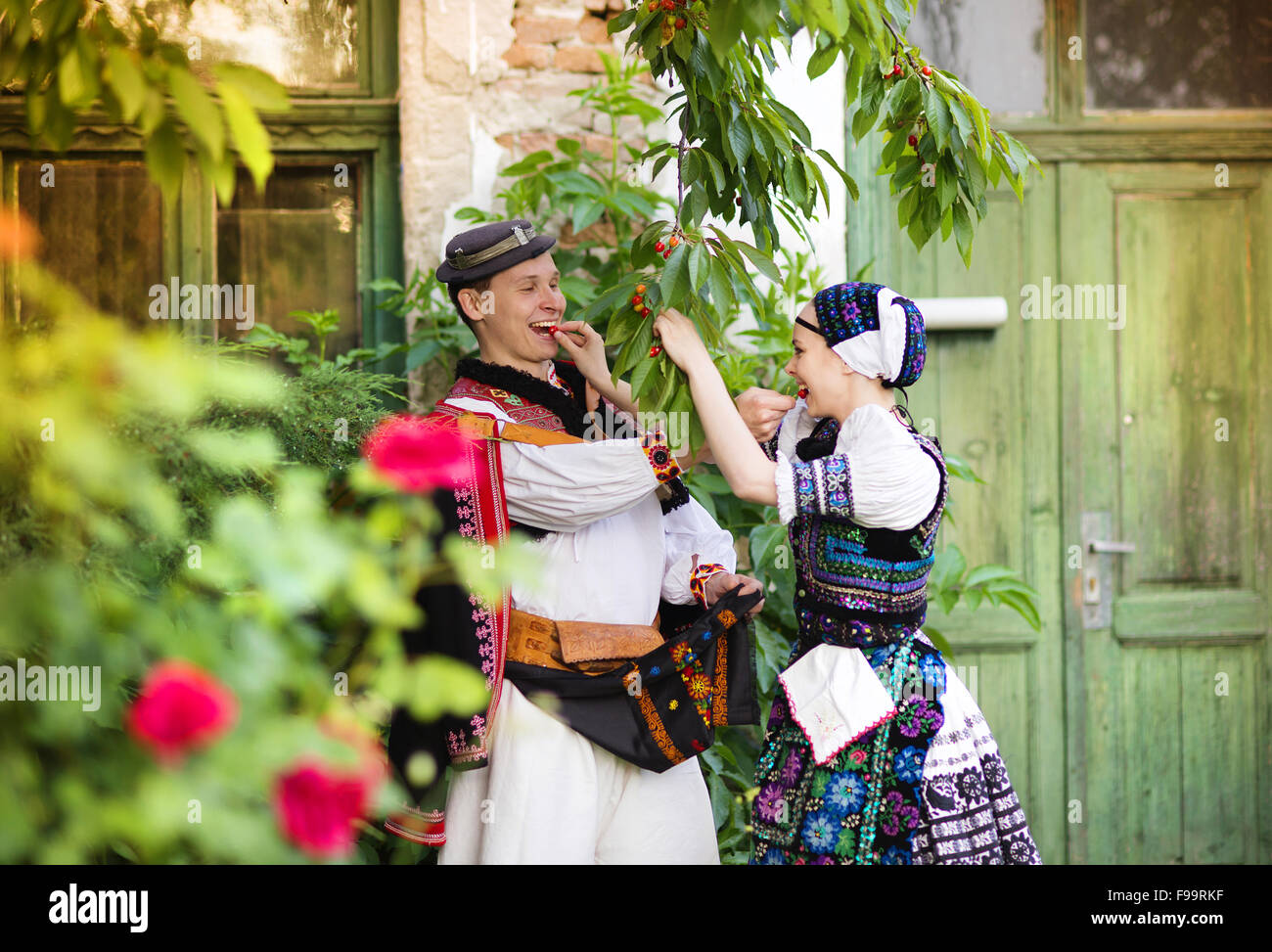 Amore matura in piedi dalla porta indossando national Europa orientale costumi folcloristici. Foto Stock