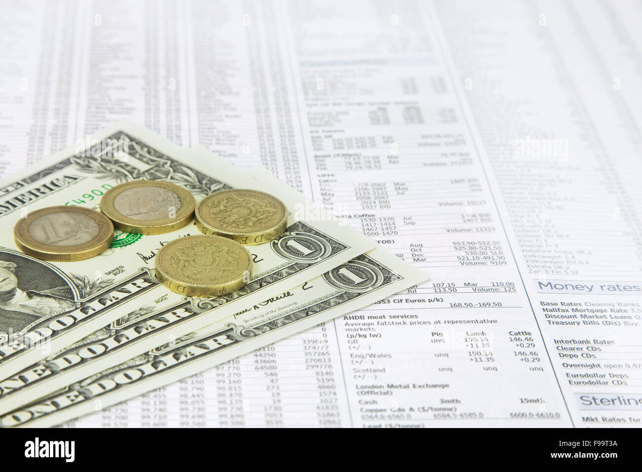 Un dollaro nota, British una libbra e una delle monete in euro su una News Foto Stock
