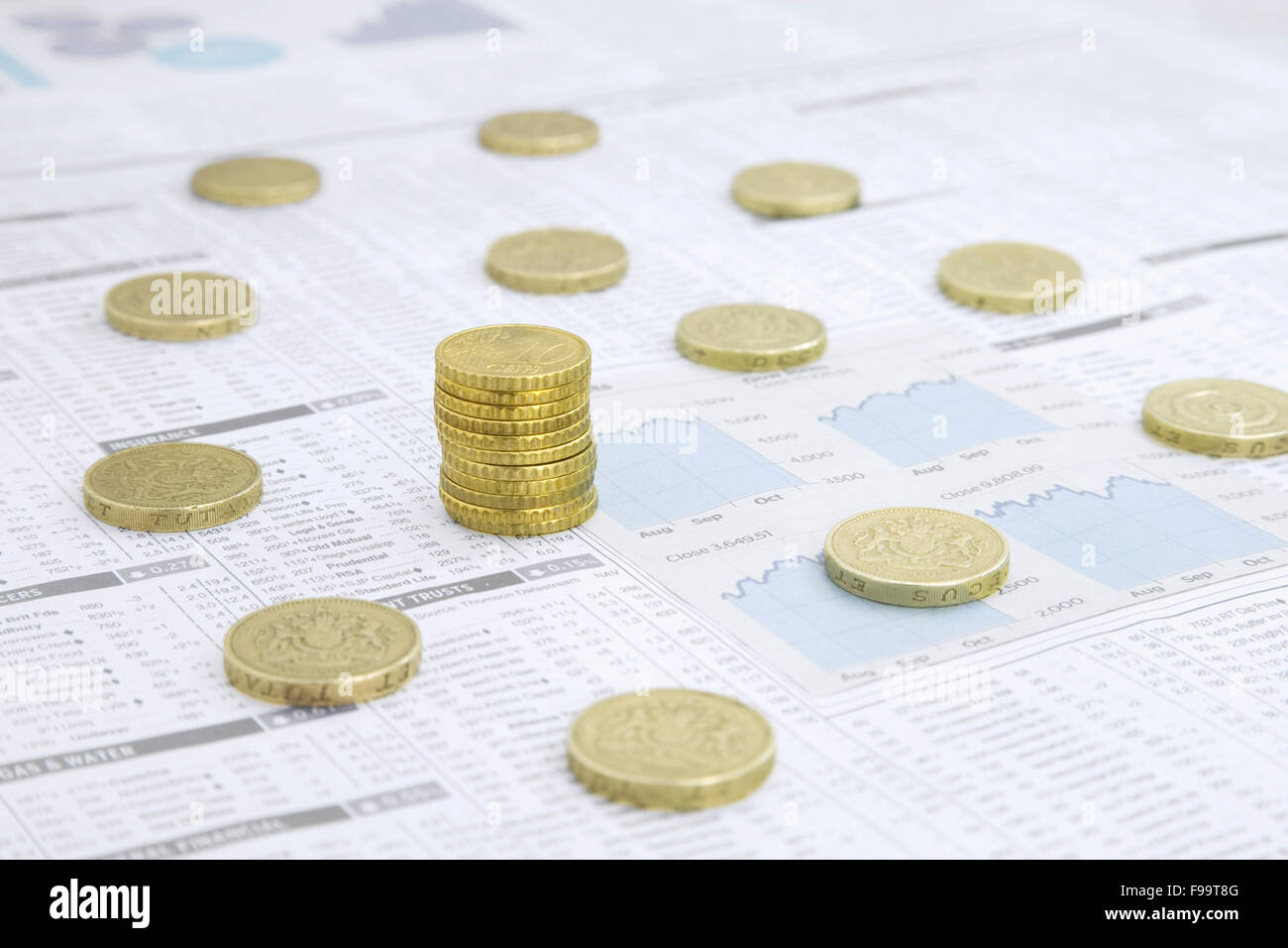 British e moneta europea su una carta di notizie pagina finanziaria sho Foto Stock
