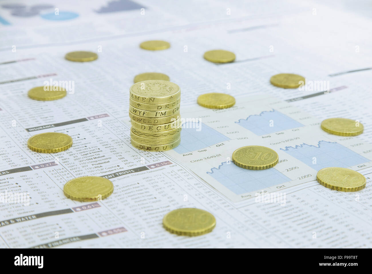 British e moneta europea su una carta di notizie pagina finanziaria sho Foto Stock