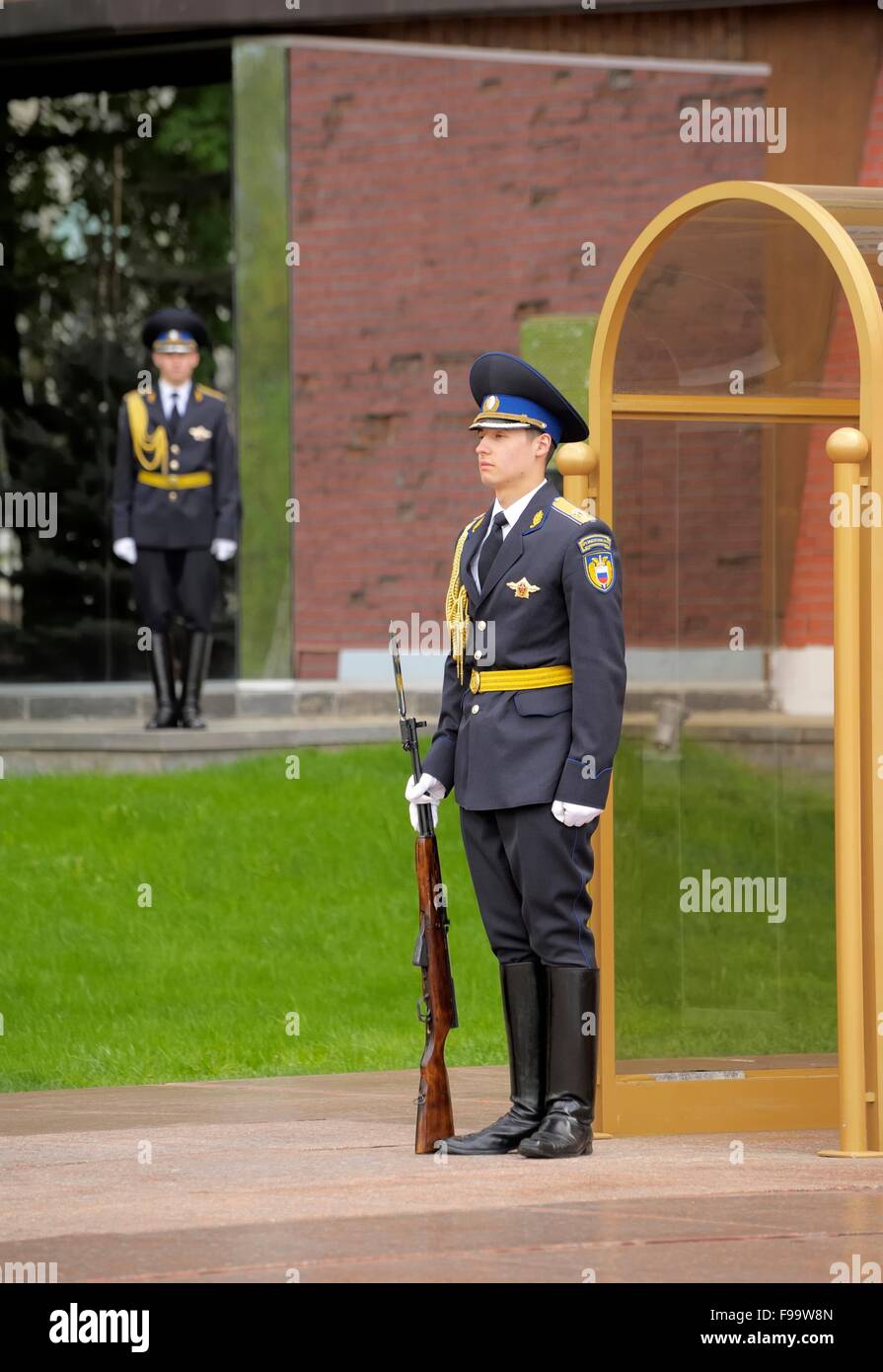 Soldato di guardia d'onore presso la tomba del milite ignoto in Alexander Garden vicino alle pareti il Cremlino di Mosca Foto Stock