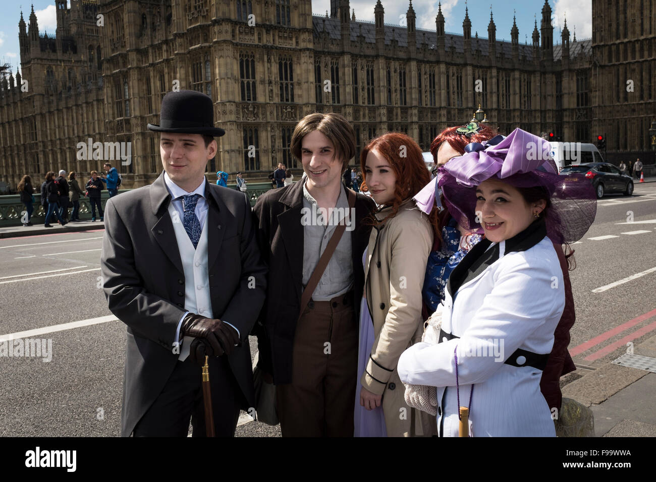 Un gruppo di persone tutte vestite e avente le foto scattate, London, Regno Unito Foto Stock