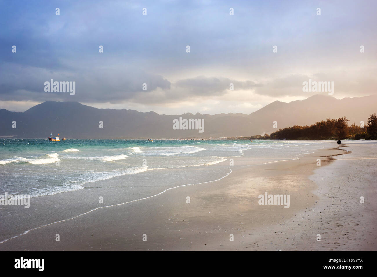 Bellissima vista del paesaggio di oceano e cielo molto nuvoloso Foto Stock