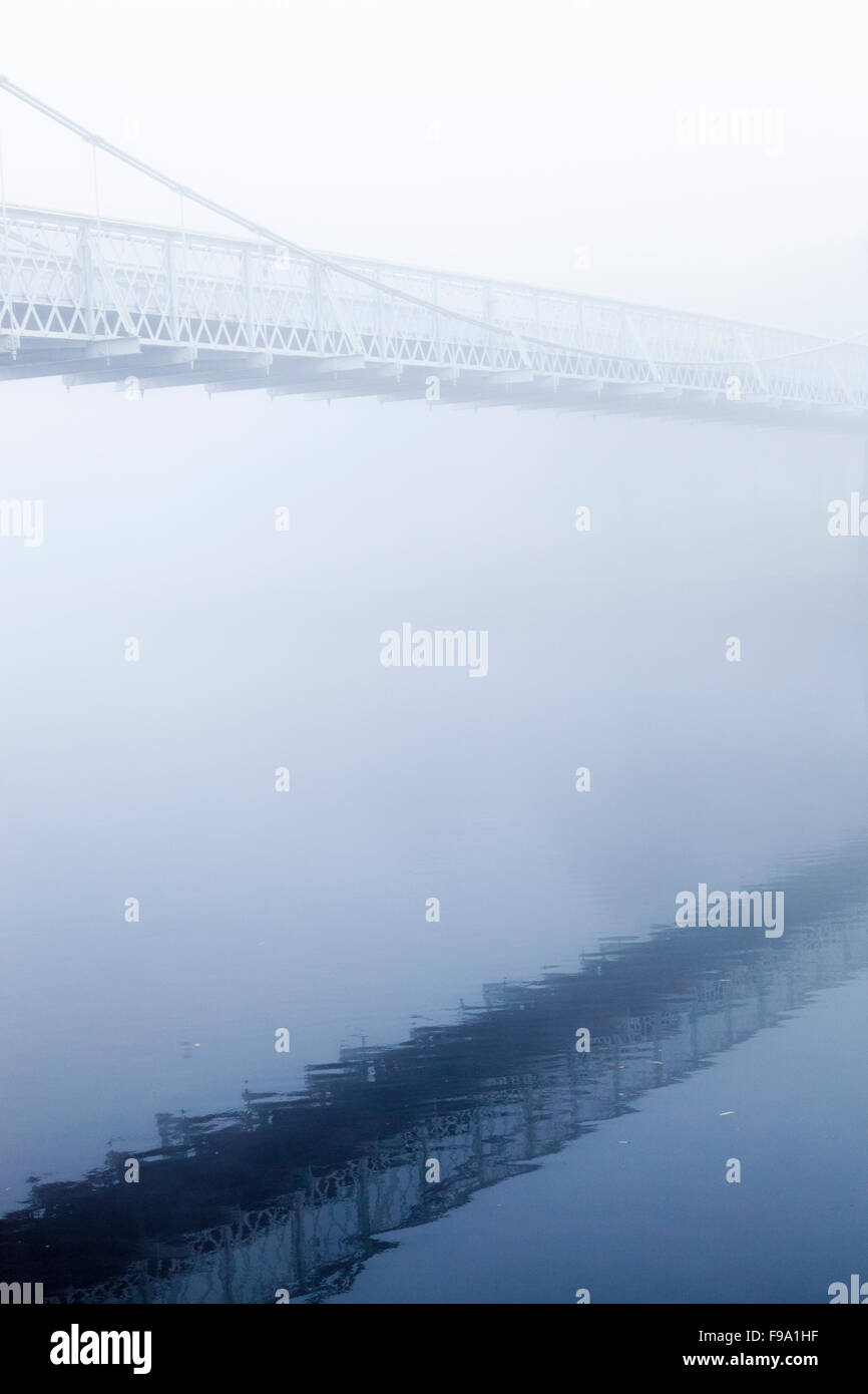 Wilford sospensione ponte sopra il fiume Trento nella nebbia. Nottingham, Inghilterra, Regno Unito Foto Stock