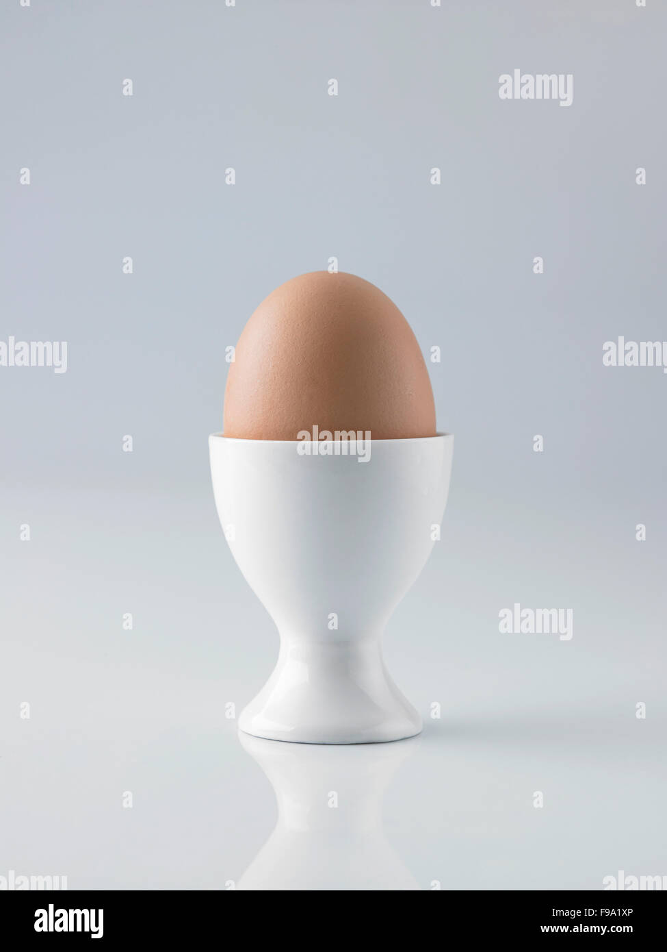 Tutto unico bianco bollito uovo in un uovo-cup Foto Stock