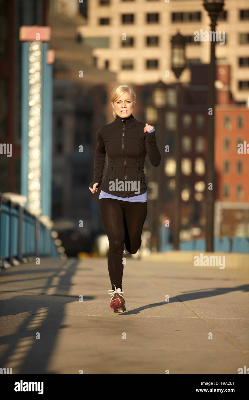 Un atleta femminile in esecuzione Foto Stock