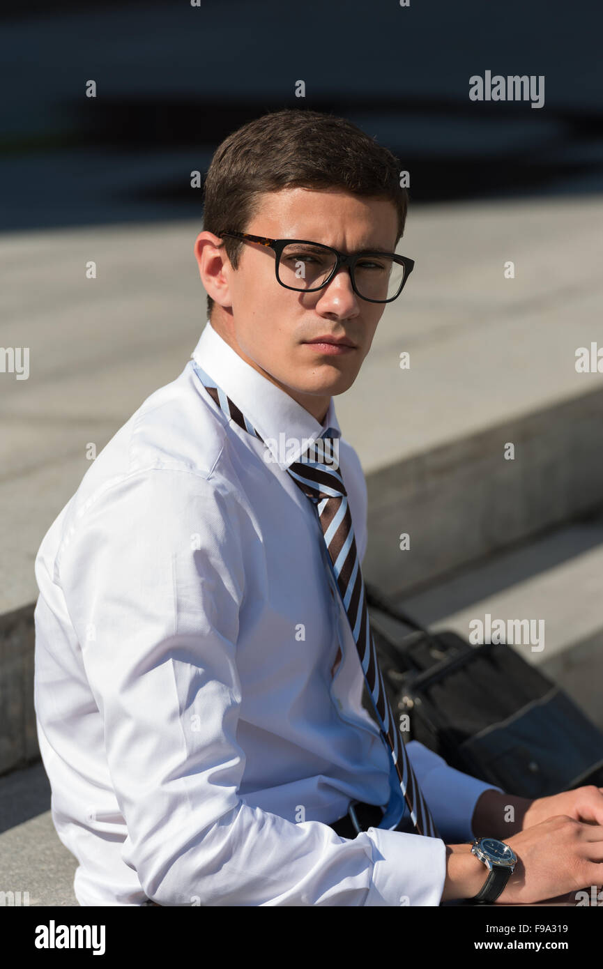 Uomo con notebook al summer park sul luminoso giorno Foto Stock