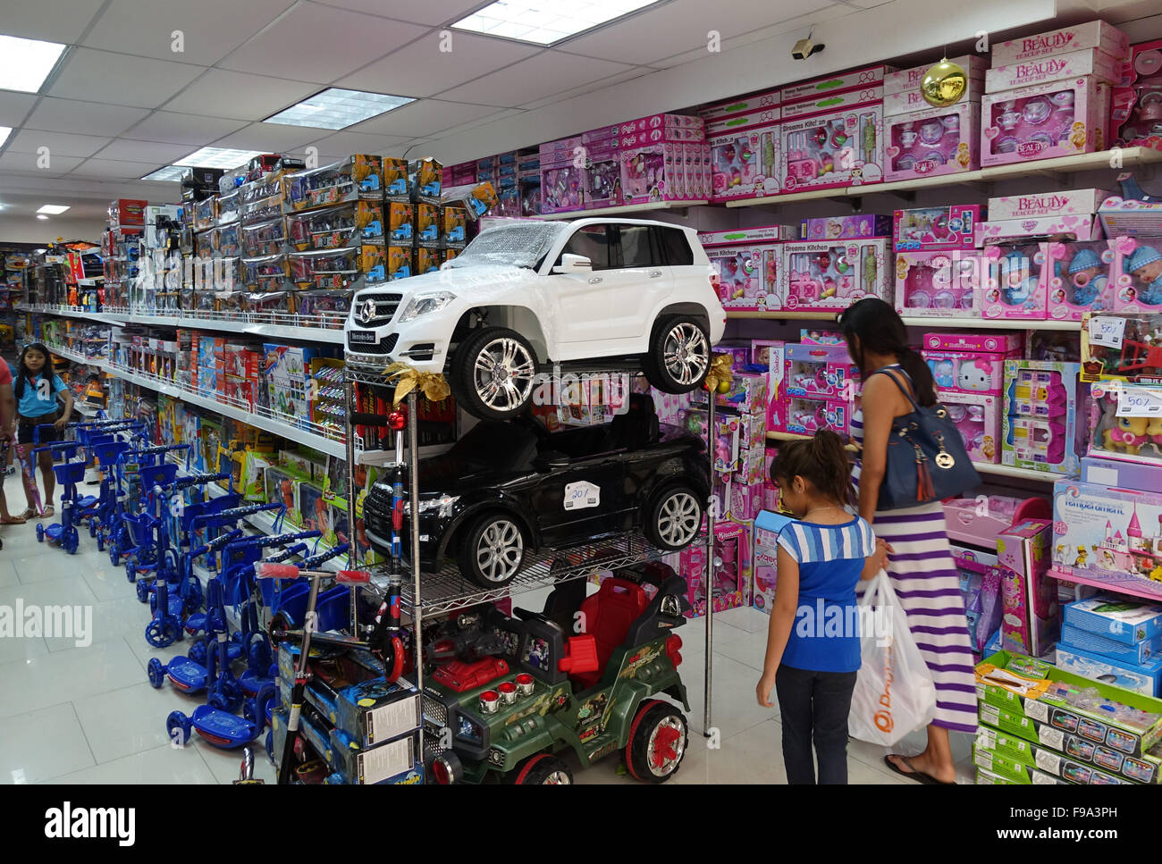 Managua, Nicaragua. 29 Nov, 2015. Grandi automobili giocattolo, per esempio una Mercedes-Benz carrello, vengono visualizzati in un negozio di giocattoli a Managua, Nicaragua, 29 novembre 2015. Foto: Jens Kalaene/dpa/Alamy Live News Foto Stock