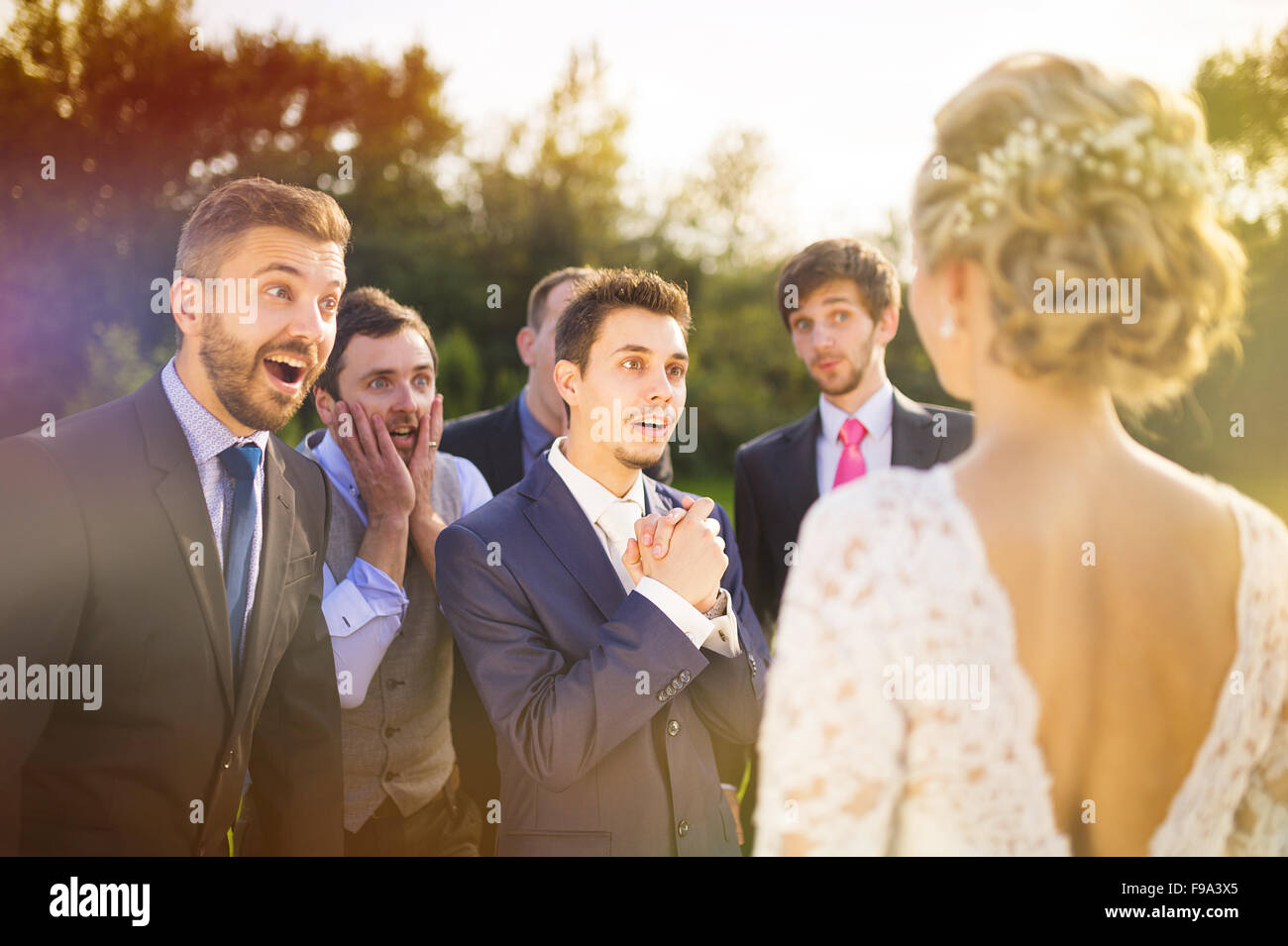 Ritratto di sorpreso groomsmen guardando bella sposa al di fuori Foto Stock
