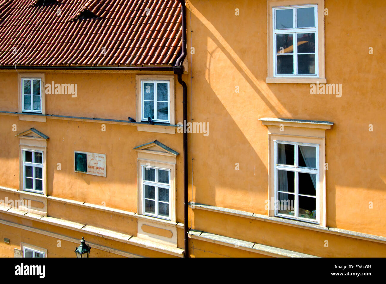 Edificio giallo diviso a metà con un sacco di windows Foto Stock