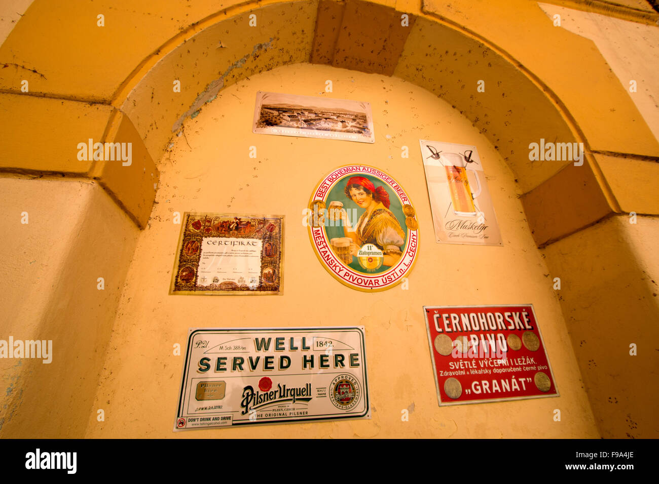 Parete gialla a Praga il museo della birra Foto Stock