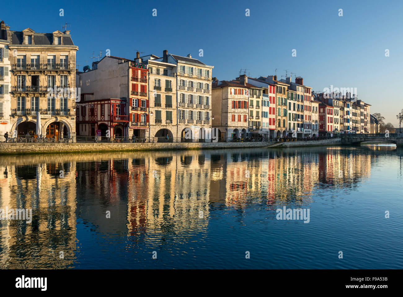 Il fiume Nive e Galuperie quay, nel 'Small' Bayonne area (Bayonne dei Pirenei Atlantici Aquitaine Francia). Paese basco. Foto Stock