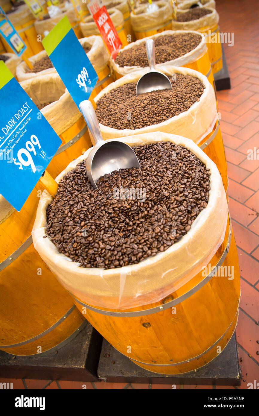 Barili di chicchi di caffè con convogliatori per la vendita nel mercato Foto Stock