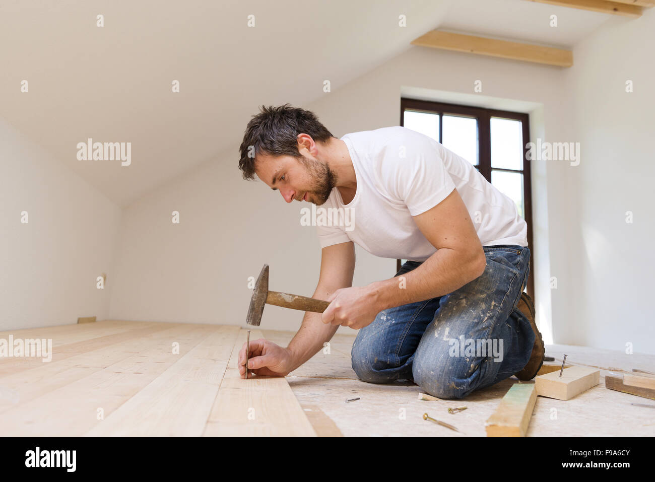 Tuttofare l'installazione di un pavimento in legno nella nuova casa Foto Stock