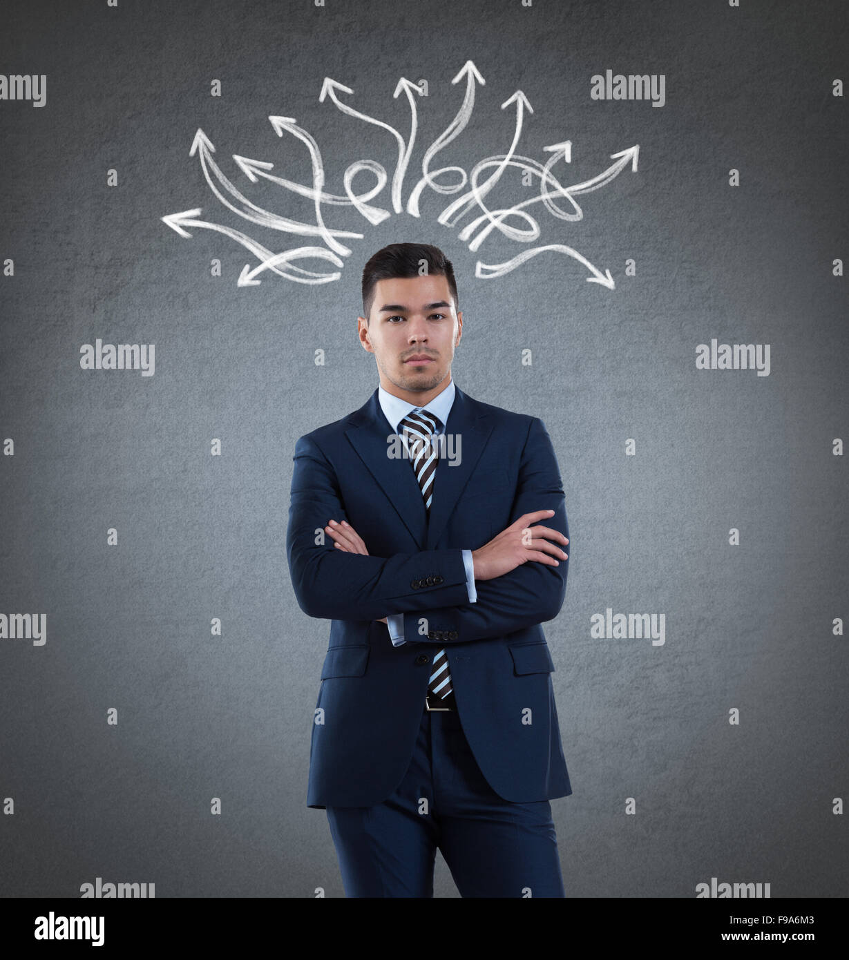 Imprenditore con frecce disegnate su una parete di byte di overhead. Molti modi, la strategia, il concetto di scelte Foto Stock