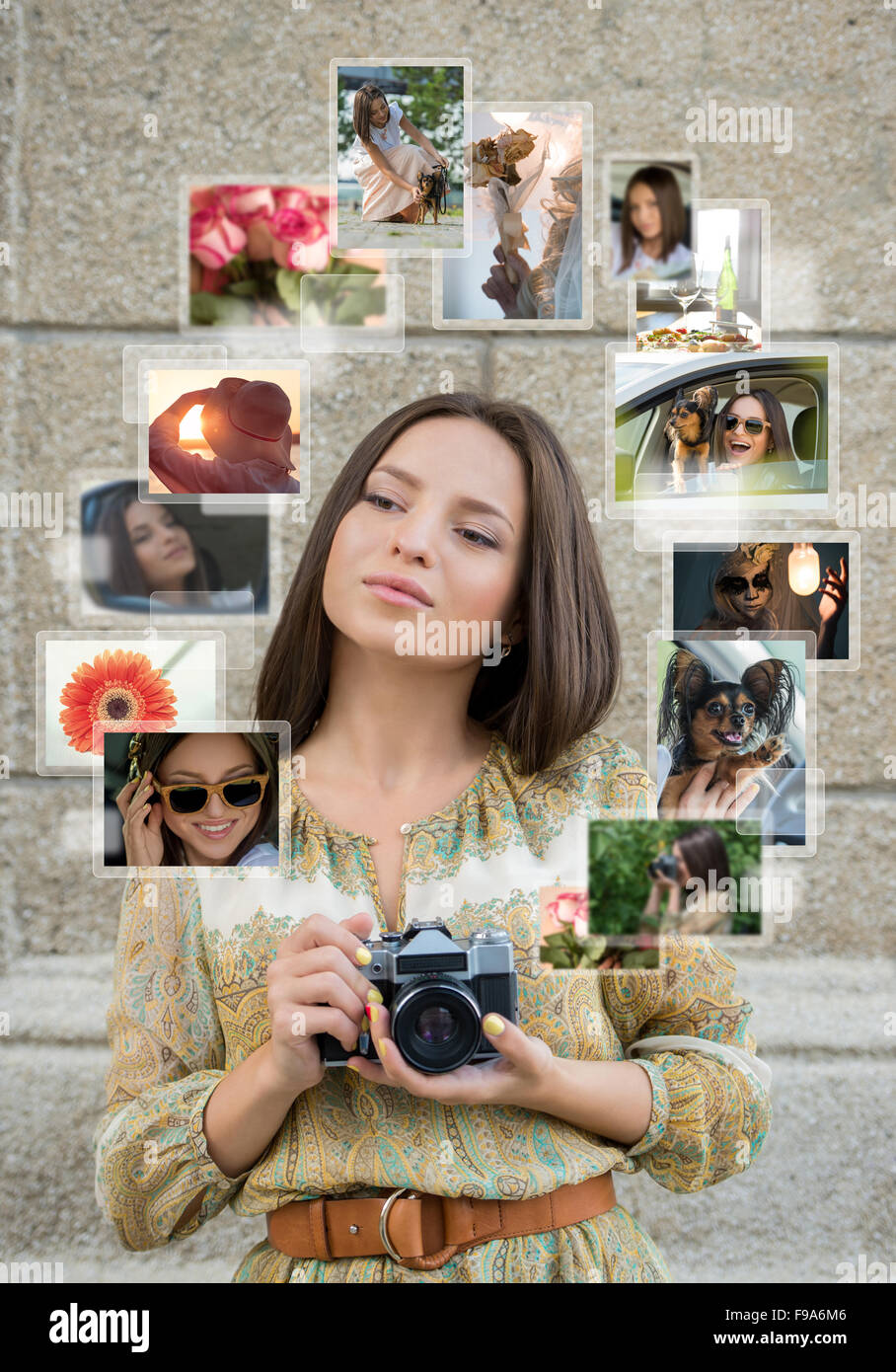 Ragazza giovane con fotocamera retrò e molte immagini intorno a lei. Condivisione di foto in social media un concetto di rete Foto Stock