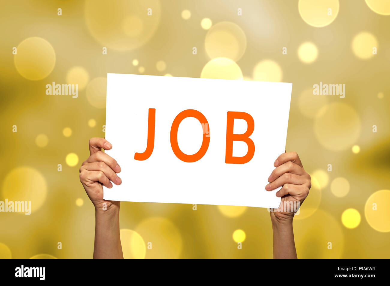 Scheda di lavoro in mano con abstract sfondo luminoso. Messa a fuoco selettiva Foto Stock