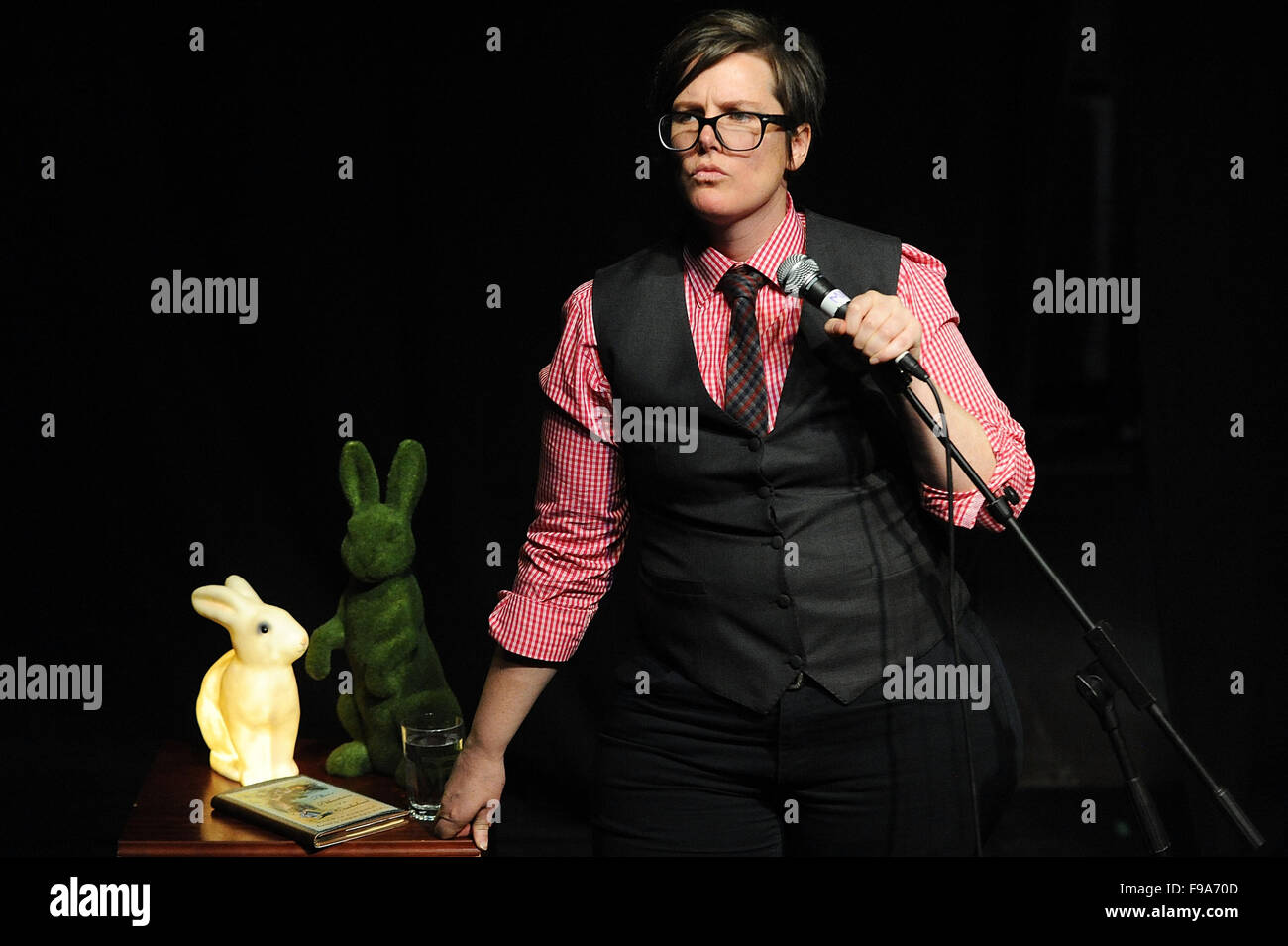 Il comico Hannah Gadsby effettua in Edinburgh Festival Fringe in agosto 2013. Foto Stock