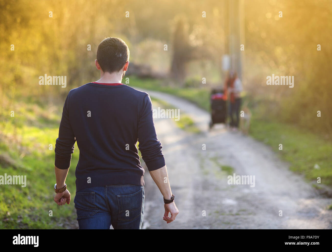 Felice e famiglia giovane con la PRAM durante la passeggiata nella natura Foto Stock