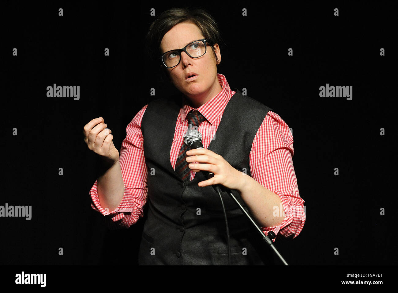 Il comico Hannah Gadsby effettua in Edinburgh Festival Fringe in agosto 2013. Foto Stock