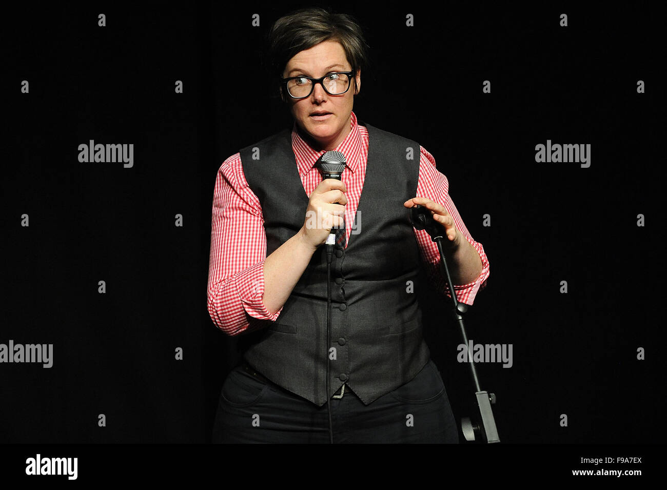 Il comico Hannah Gadsby effettua in Edinburgh Festival Fringe in agosto 2013. Foto Stock