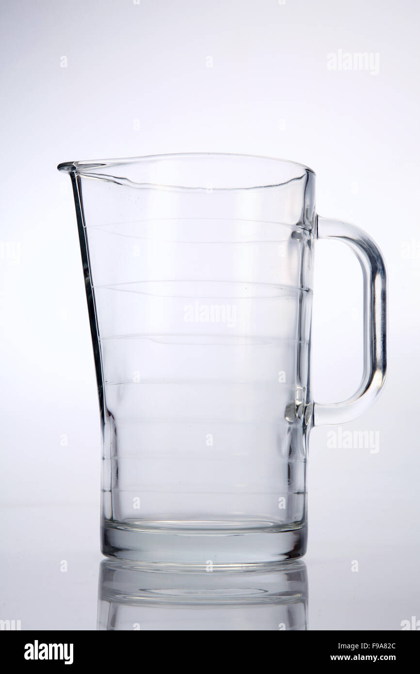 Vetro di acqua brocca su sfondo bianco Foto Stock