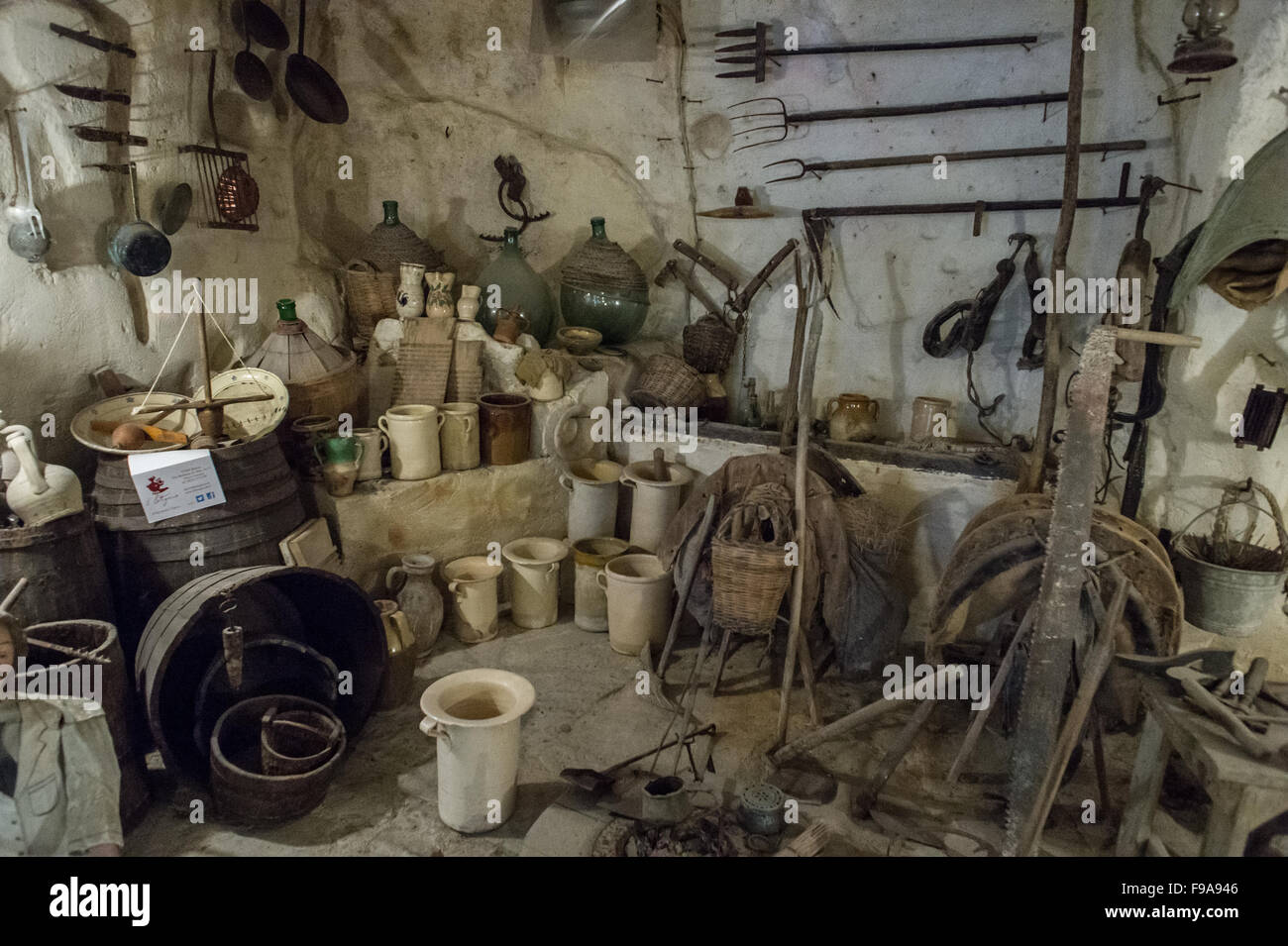 All'interno dei Sassi (Italiano per il "pietre") di Matera, una grotta atmosferica-città in Basilicata, Italia meridionale, Europa. Foto Stock