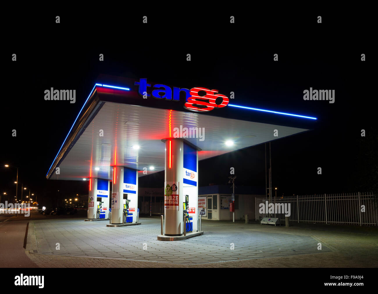 OLDENZAAL, Paesi Bassi - 28 febbraio 2015: il Tango stazione di gas durante la notte. Tango CV, una società olandese, introdotto ed opera unman Foto Stock