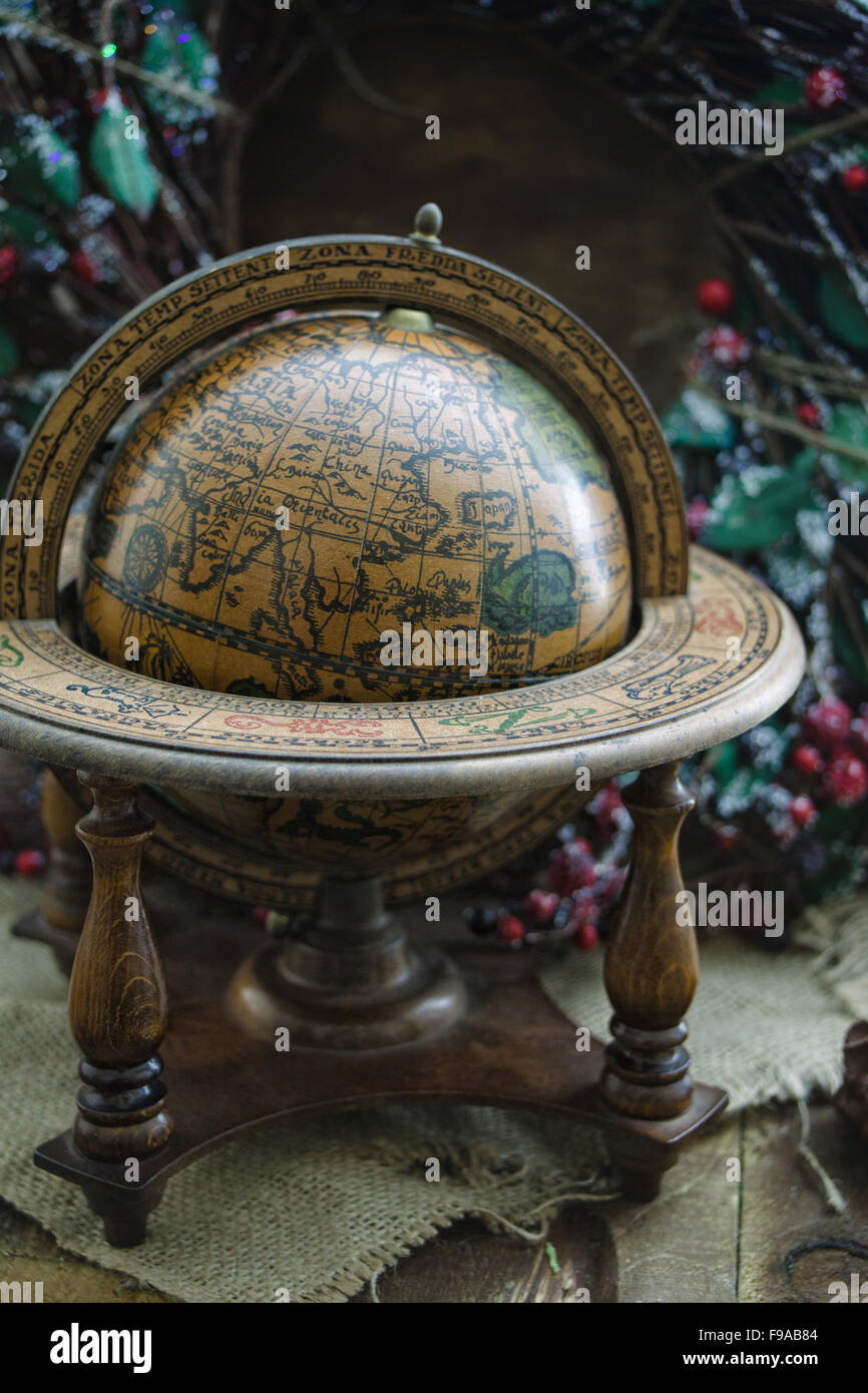 Un globo del mondo su un sfondo di Natale. Foto Stock