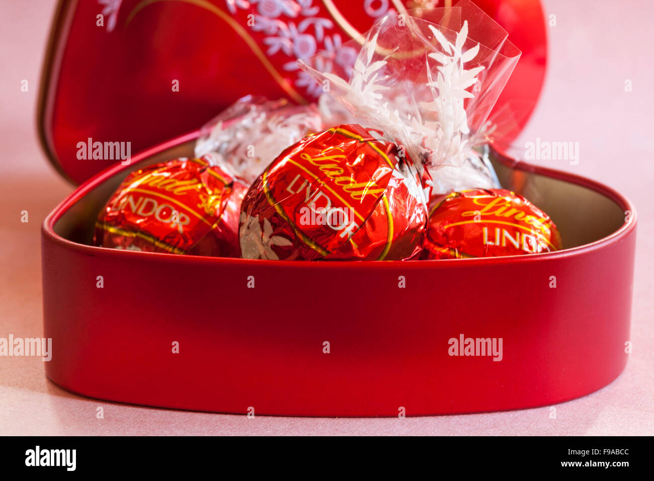 Lindt Lindor cioccolatini in rosso a forma di cuore set di stagno su sfondo  rosa Foto stock - Alamy