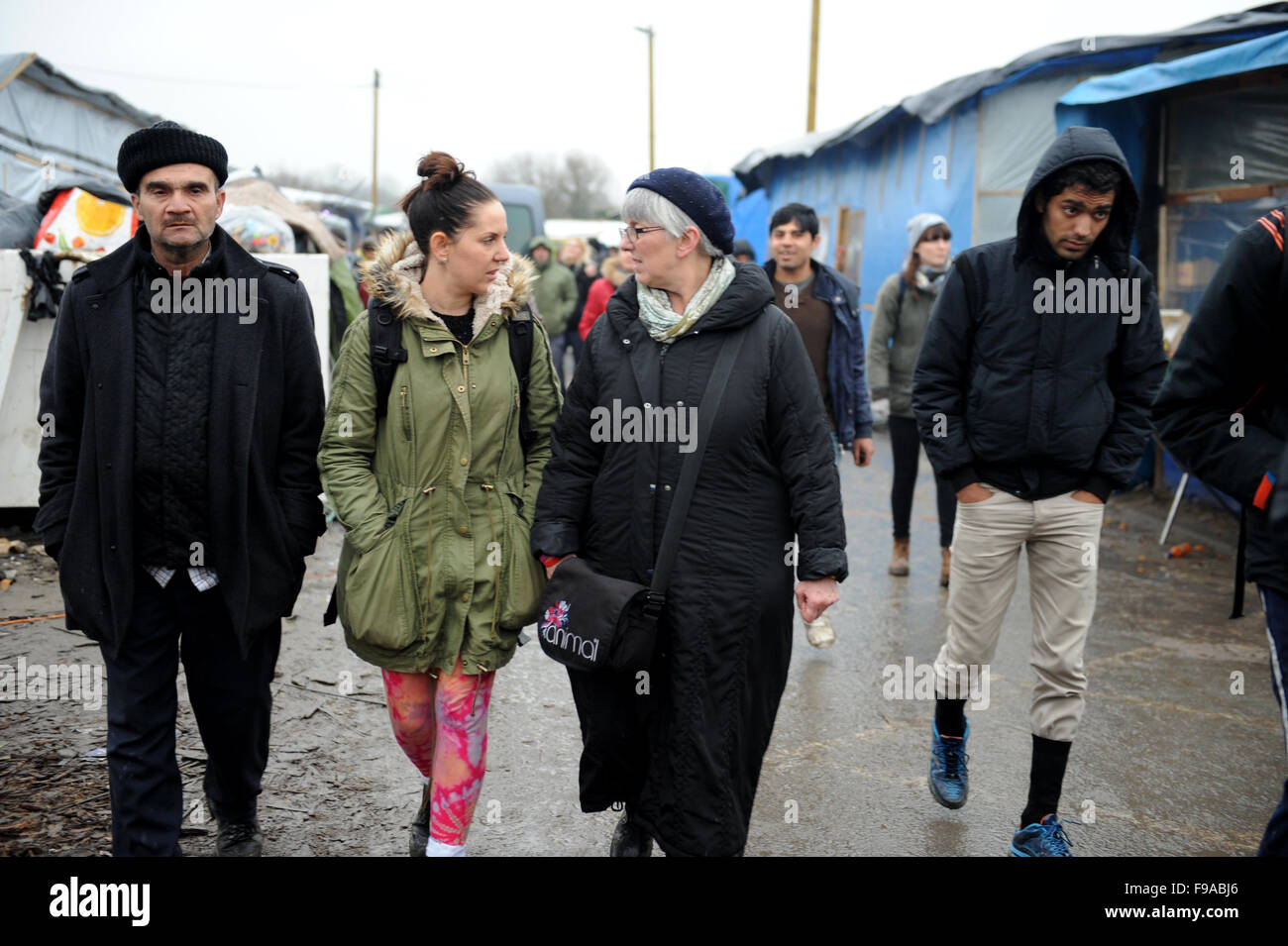 Partito laburista MEP Julie Ward (destra) parla con Chiara Struthers (sinistra) da Calais azione alla giungla campo profughi a Calais. Foto Stock