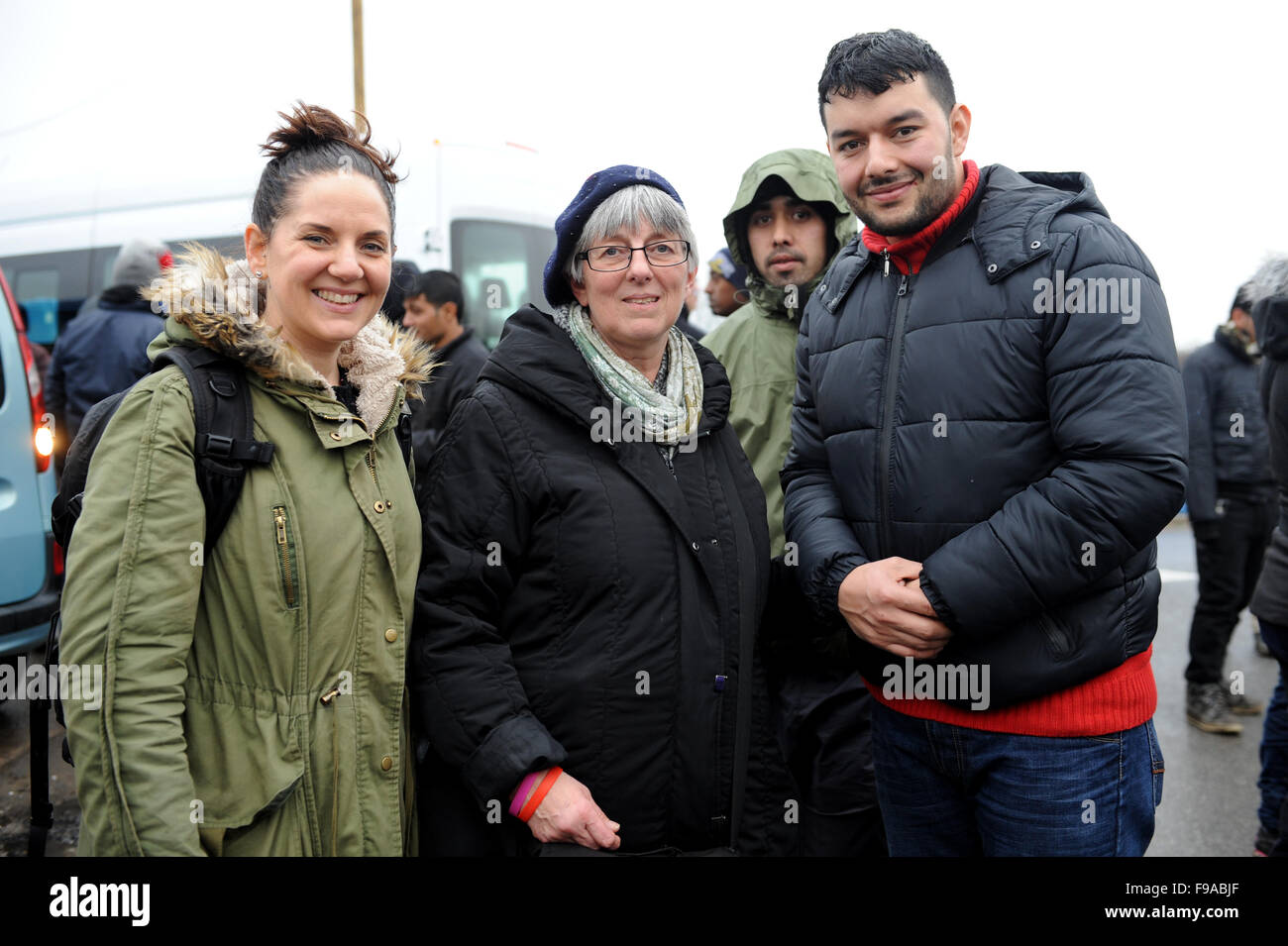 Partito laburista MEP Julie Ward (destra) con chiara Struthers (sinistra) da Calais Azione e un rifugiato dall' Afghanistan alla giungla campo profughi a Calais. Foto Stock