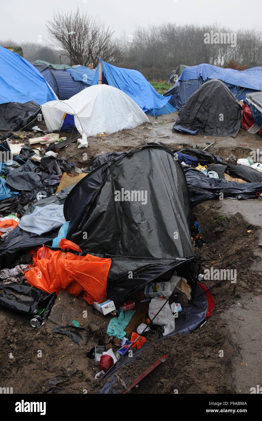 Vista di tende in sovraffollate e terreni fangosi nella giungla campo profughi a Calais. Il camp è la casa di circa 6 mila persone e condizioni peggiorano con il tempo umido. Le tende sono coperti di teloni per proteggerli dal tempo umido. Spazzatura cucciolate il camp per una mancanza di cassonetti. Foto Stock