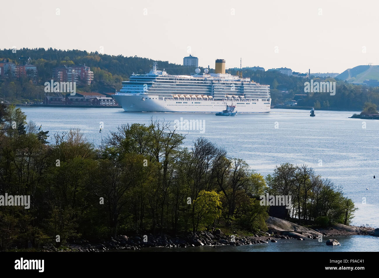 Grande Mare traghetto partì dal molo. La Scandinavia Foto Stock
