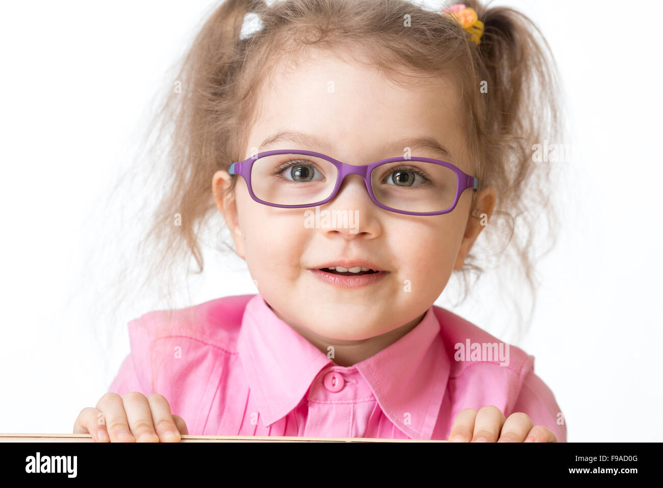 Sorridente ragazza con gli occhiali closeup ritratto isolato Foto Stock
