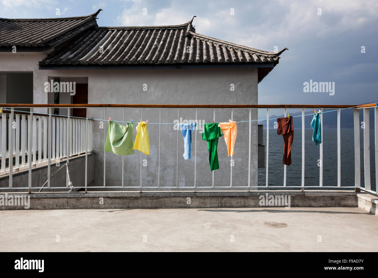 Vestiti appesi ad asciugare su una linea di Dali, Cina. Foto Stock