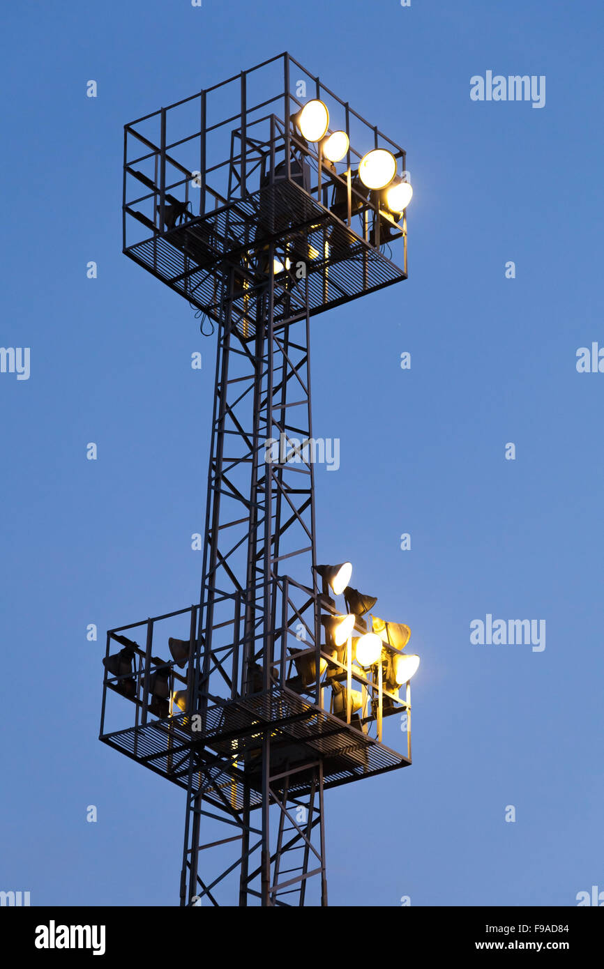 Industrial un palo della luce con lampade incandescenti sul cielo blu scuro dello sfondo Foto Stock