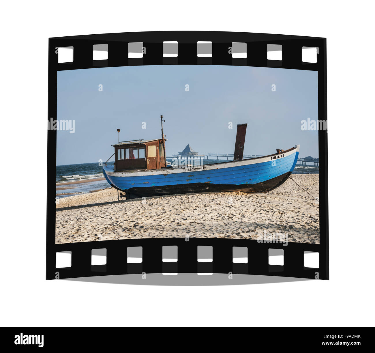 Blue barca da pesca per il Mar Baltico beach, Heringsdorf, isola di Usedom, Meclemburgo-Pomerania Occidentale, Germania, Europa Foto Stock