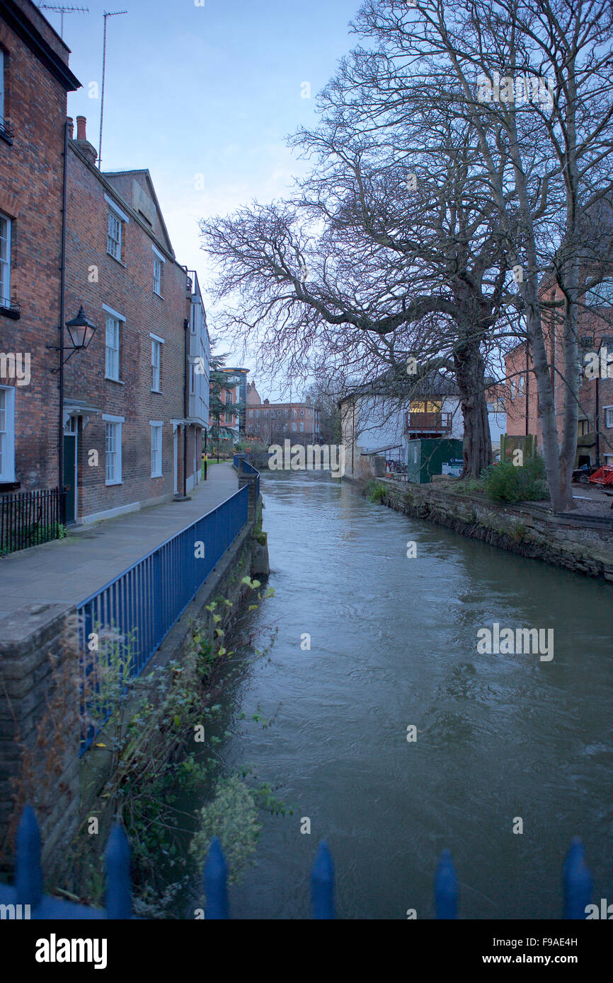 Di fianco al canale sulla proprietà di Oxford Foto Stock