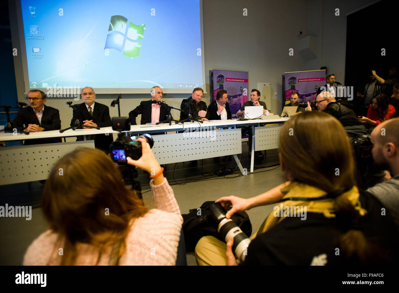 Walbrzych, Polonia. Il 15 dicembre, 2015. Presentazione delle ultime ricerche di presunti Nazi " Treno d'Oro" sito in Walbrzych. La Polonia. Credito: Marcin Rozpedowski/Alamy Live News Foto Stock