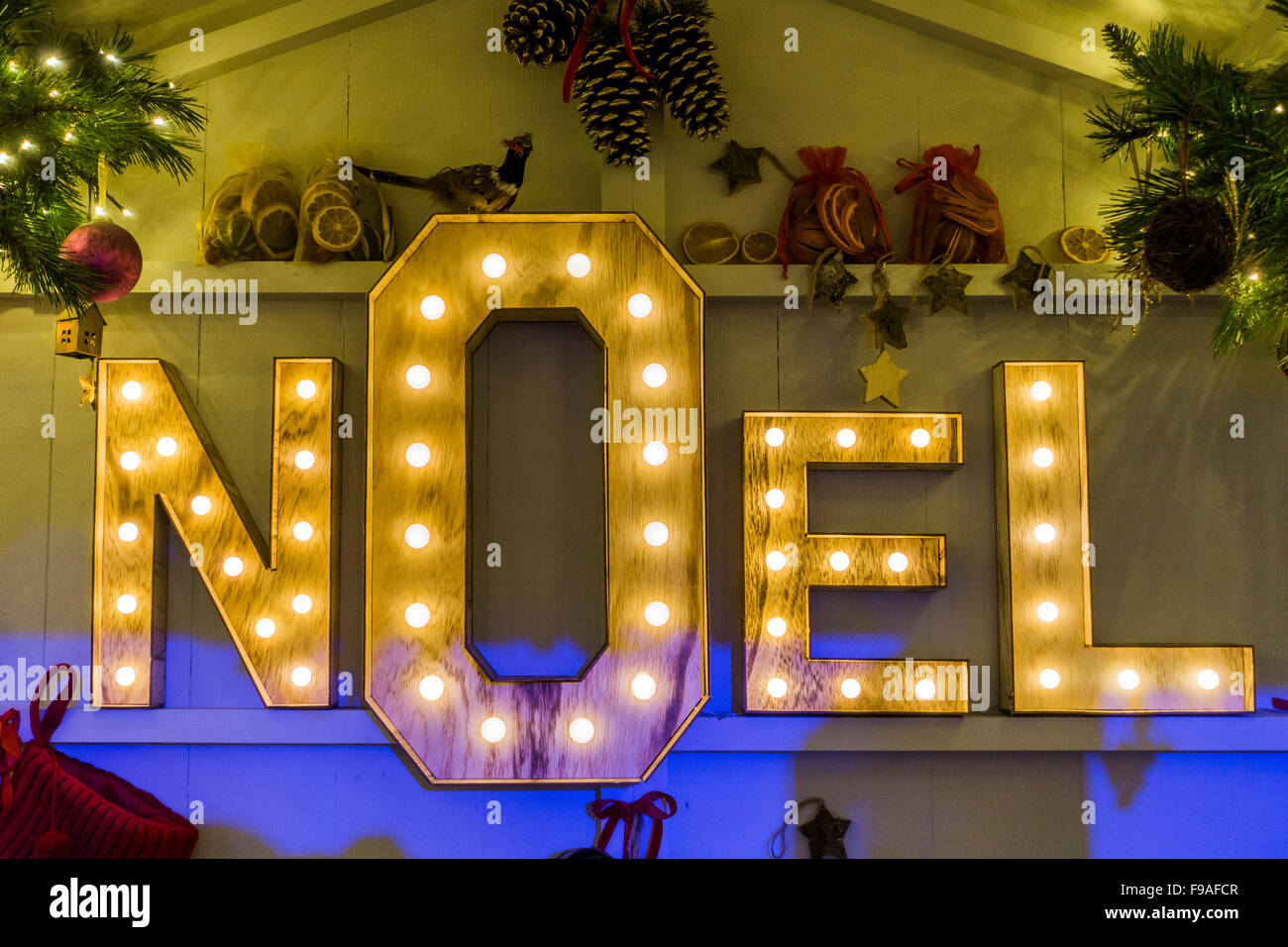 Lunar Lookout - inverno terrazza sul tetto con la neve, Santa e gli alberi di Natale - , John Lewis, Oxford Street, Londra, 2015. Foto Stock